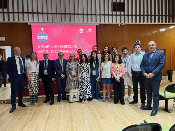 El Decano Prof. Javier Arias y la Vicedecana de Ordenación Académica Prof. Ana Gómez con organizadores y participantes en el Armenian Medical World Congress 2025